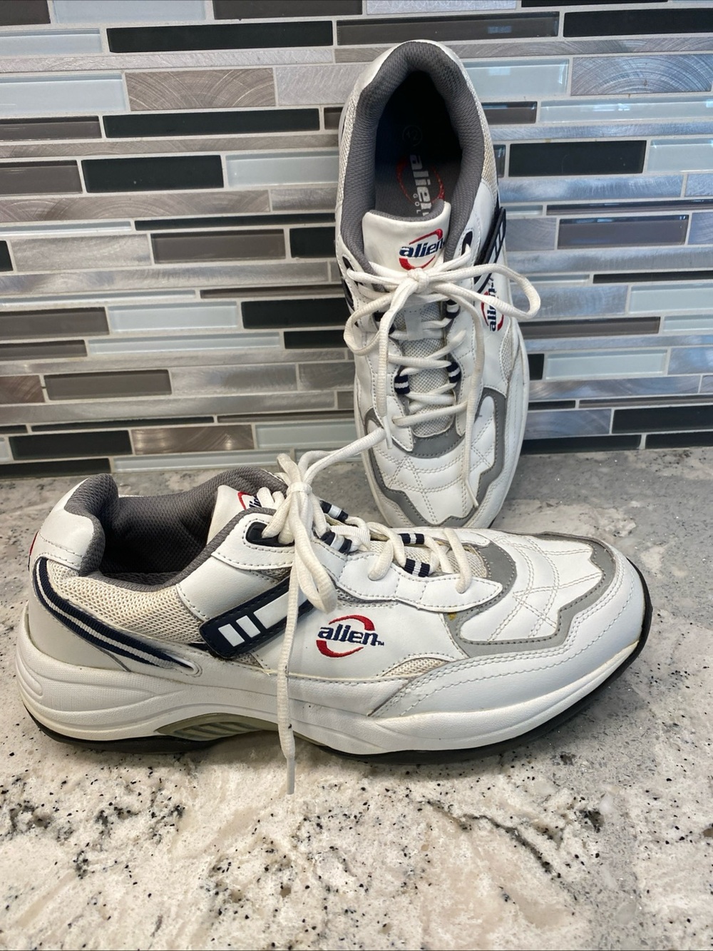 Men’s White Golf Shoes Sneakers Alien Size 12 With Spikes Excellent Condition!